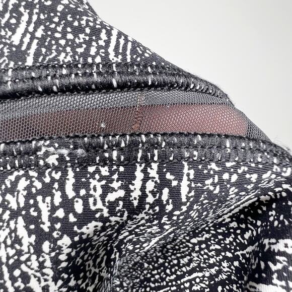 LULULEMON Pace Perfect 7/8 Tight (25") Legging Black White Womens 4 - Picture 8 of 14